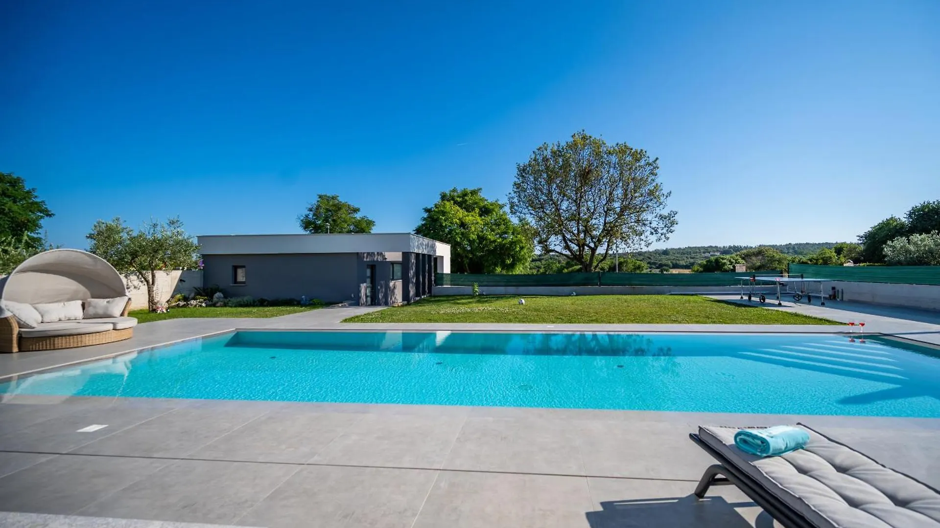 Villa Luen Near Pula With Large Garden And Private Pool For Families