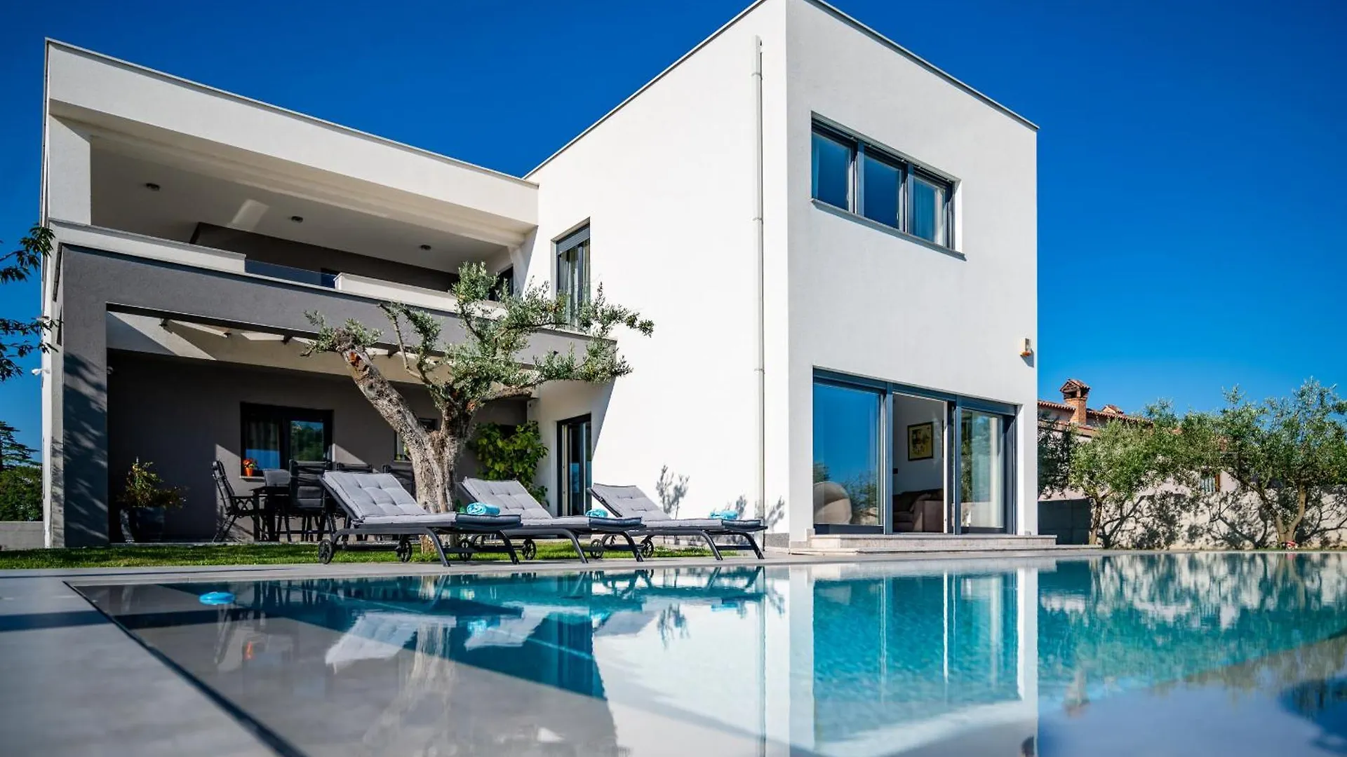 Villa Luen Near Pula With Large Garden And Private Pool For Families